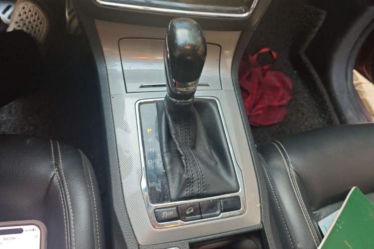 Used Roewe RX5 2016 20T Two-Wheel Drive Automatic Internet Smart Edition Gear Lever