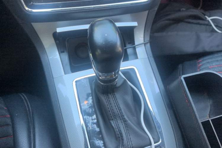 Used Roewe RX5 2016 30T Two-Wheel Drive Automatic Internet Smart Edition Gear Lever