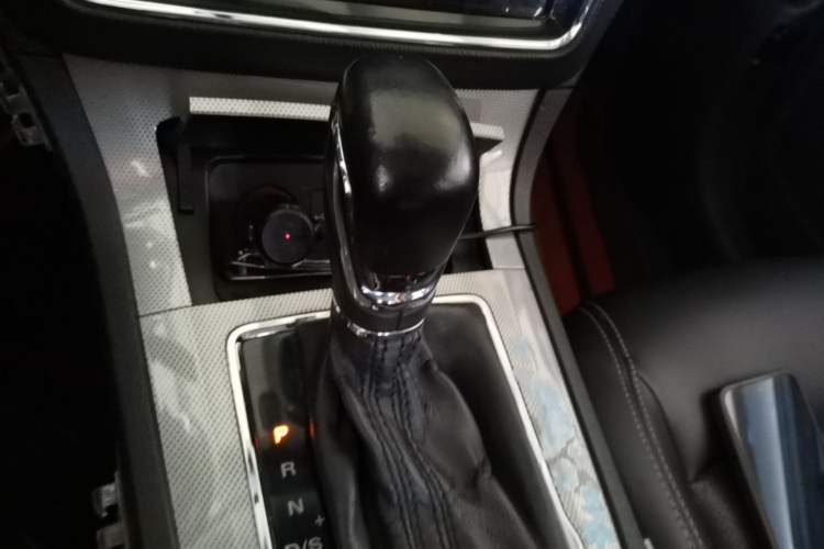 Used Roewe RX5 2016 20T Two-Wheel Drive Automatic Internet Smart Edition Gear Lever
