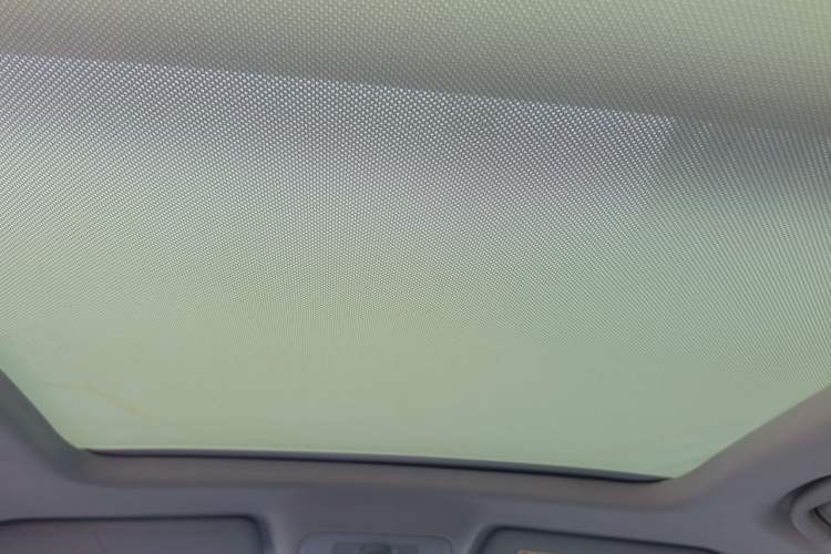 Used Roewe RX5 2016 20T Two-Wheel Drive Automatic Internet Smart Edition Headliner