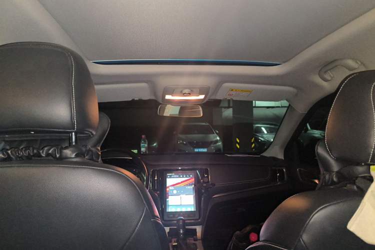 Used Roewe RX5 2016 20T Two-Wheel Drive Automatic Internet Smart Edition Headliner