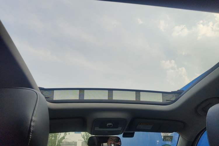 Used Roewe RX5 2016 20T Two-Wheel Drive Automatic Internet Smart Edition Headliner