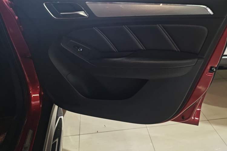Used Roewe RX5 2016 20T Two-Wheel Drive Automatic Internet Smart Edition Interior 2