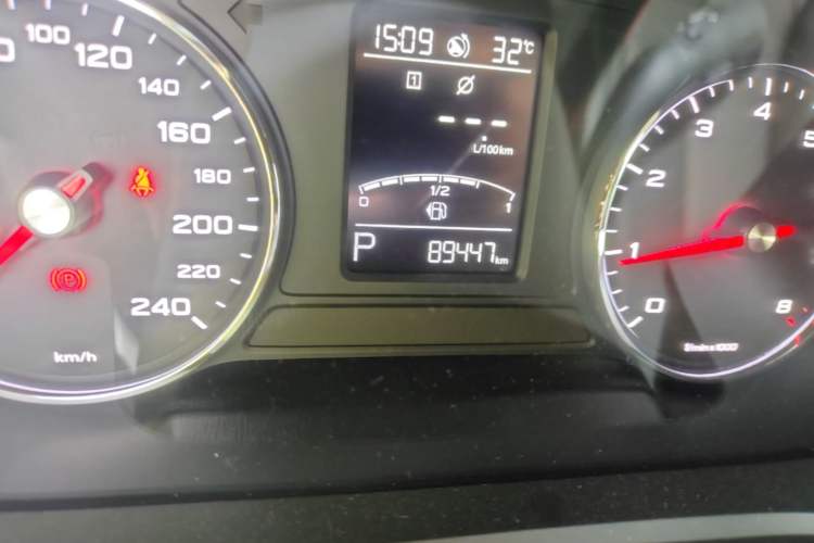 Used Roewe RX5 2016 20T Two-Wheel Drive Automatic Internet Smart Edition Odometer Close Up
