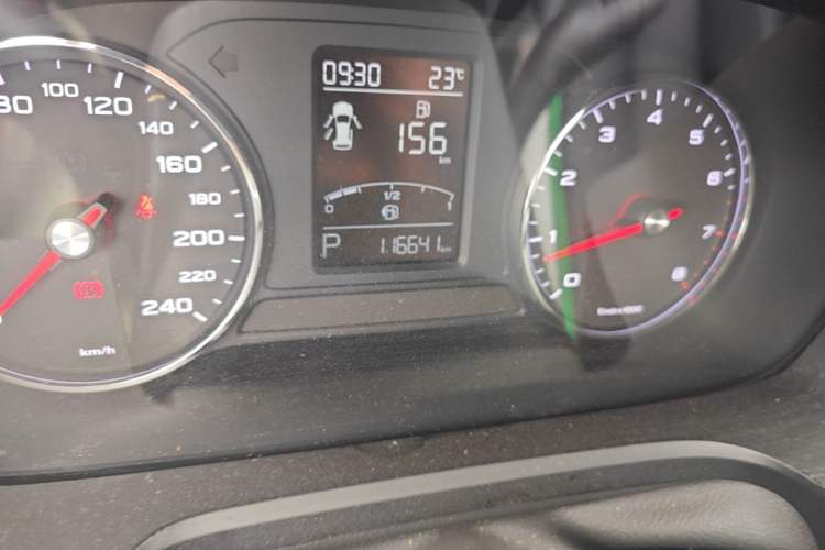 Used Roewe RX5 2016 20T Two-Wheel Drive Automatic Internet Smart Edition Odometer Close Up