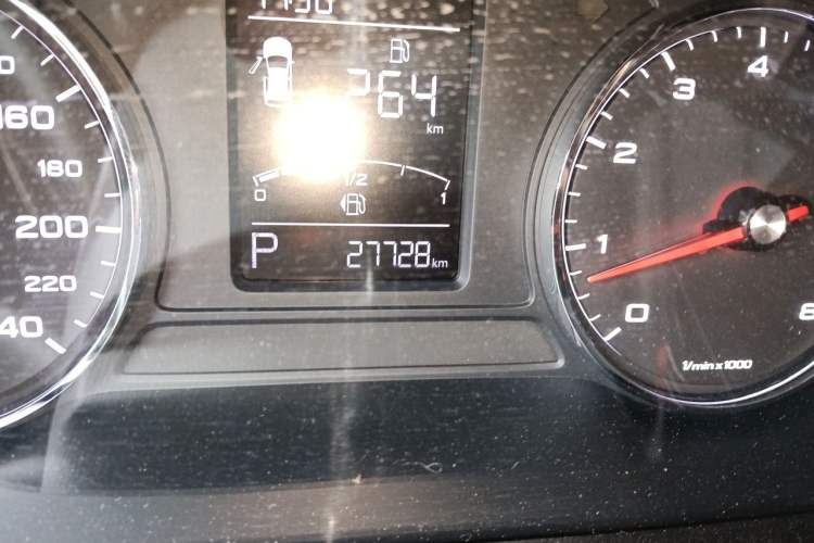 Used Roewe RX5 2016 20T Two-Wheel Drive Automatic Flagship Edition Odometer Close Up