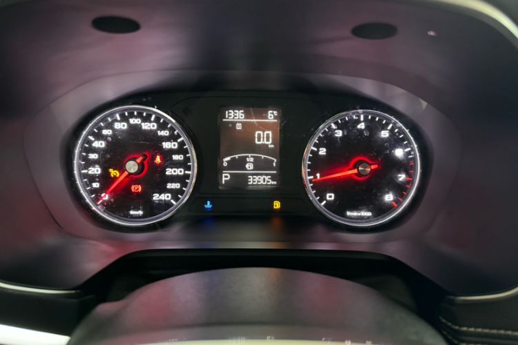 Used Roewe RX5 2016 20T Two-Wheel Drive Automatic Internet Smart Edition Odometer Close Up
