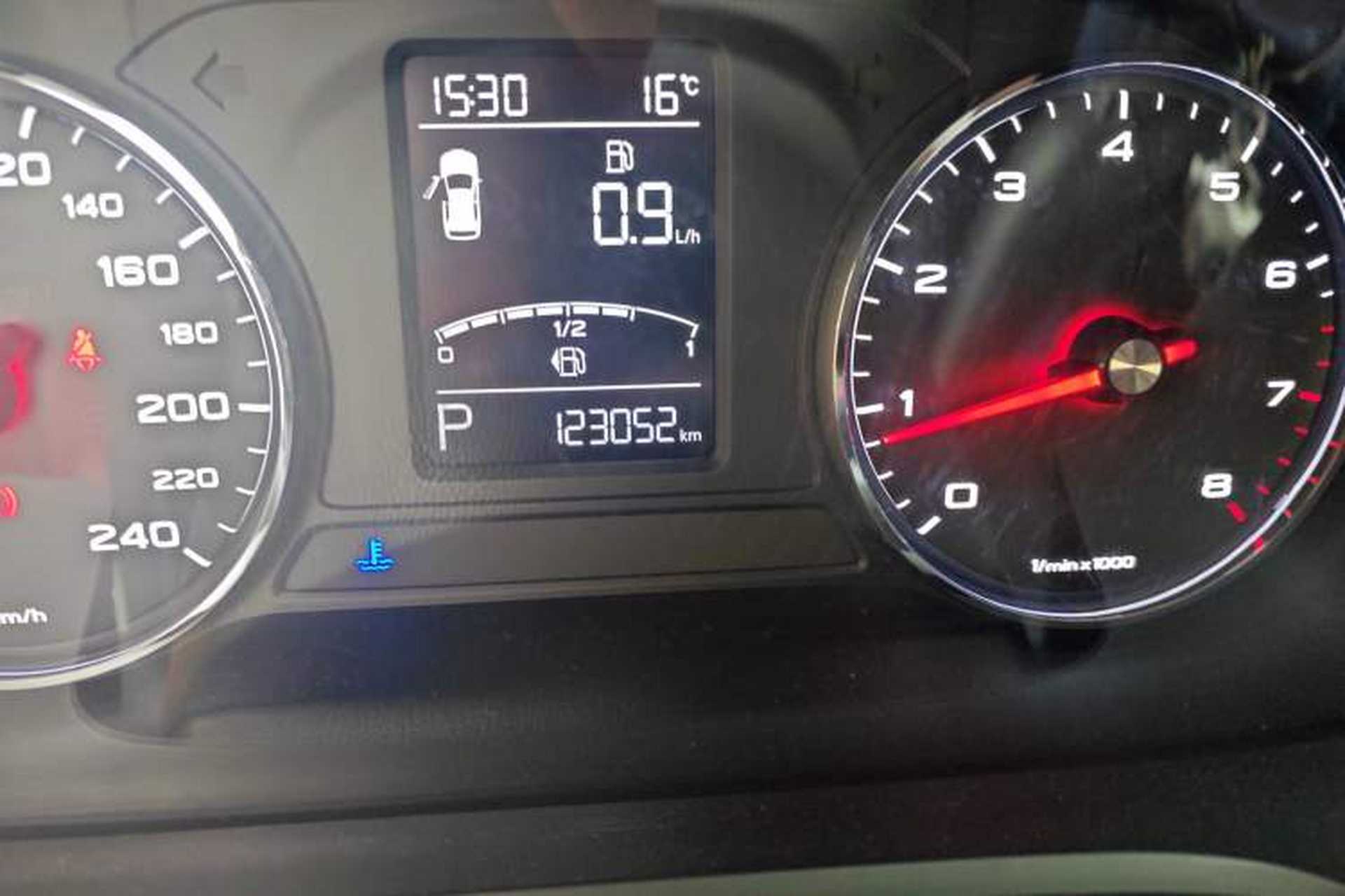 Used Roewe RX5 2016 20T Two-Wheel Drive Automatic Internet Smart Edition Odometer Close Up