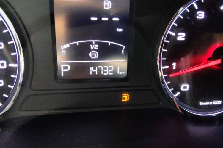 Used Roewe RX5 2016 20T Two-Wheel Drive Automatic Internet Smart Edition Odometer Close Up