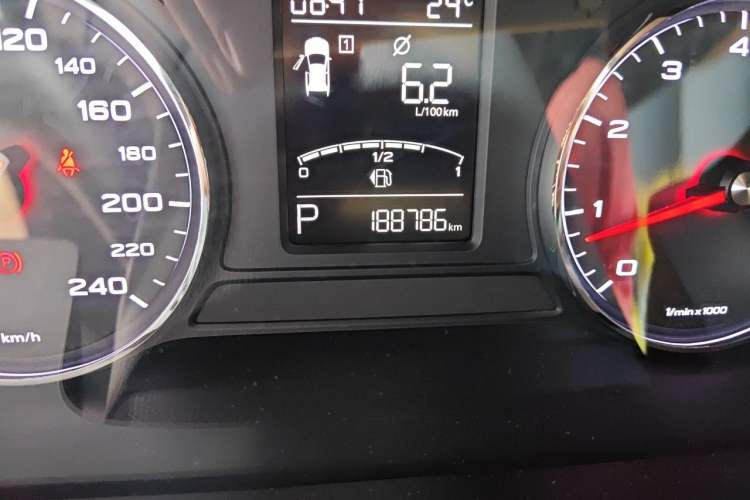 Used Roewe RX5 2016 20T Two-Wheel Drive Automatic Internet Smart Edition Odometer Close Up