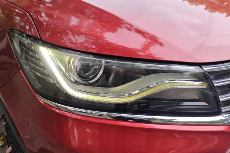 Used Roewe RX5 2016 20T Two-Wheel Drive Automatic Internet Smart Edition Right Front Headlight