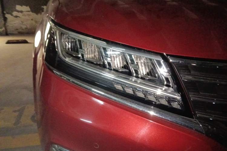 Used Roewe RX5 2016 30T Four-Wheel Drive Automatic Internet Smart Luxury Edition Right Front Headlight