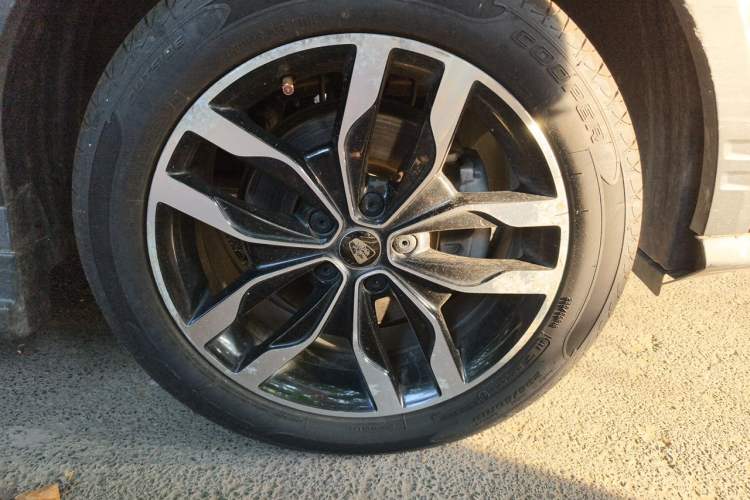 Used Roewe RX5 2016 20T Two-Wheel Drive Automatic Internet Smart Edition Right Front Wheel Hub