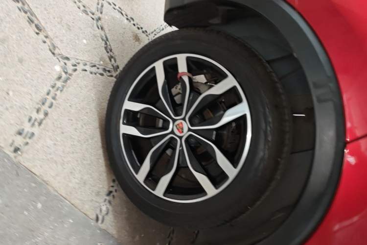 Used Roewe RX5 2016 20T Two-Wheel Drive Automatic Internet Smart Edition Right Rear Wheel Hub