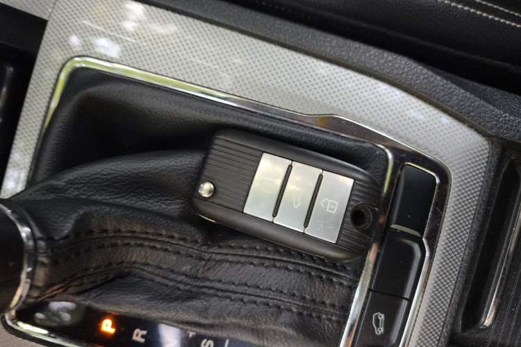 Used Roewe RX5 2016 20T Two-Wheel Drive Automatic Internet Smart Edition Vehicle Key