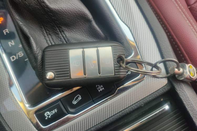 Used Roewe RX5 2016 30T Four-Wheel Drive Automatic Internet Smart Luxury Edition Vehicle Key