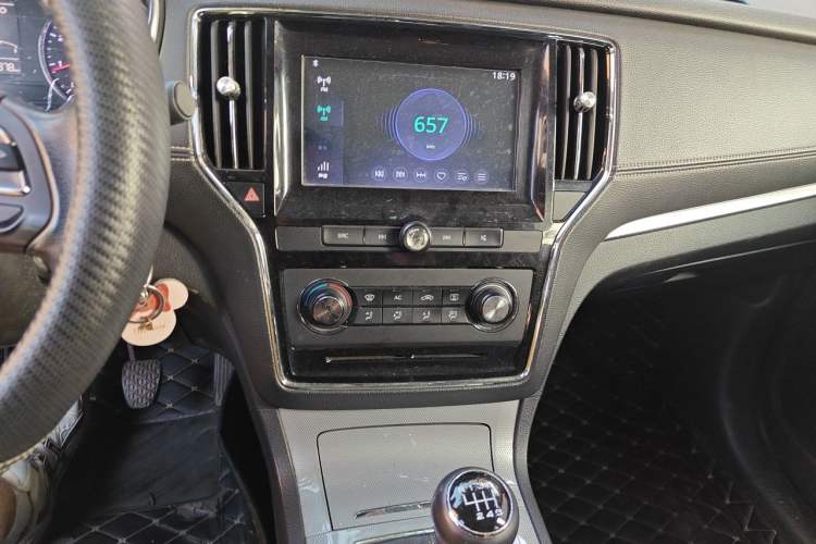 Used Roewe RX5 2016 20T Two-Wheel Drive Manual Flagship Edition Audio And AC Panel