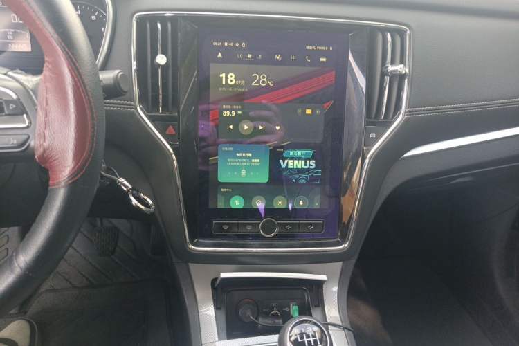 Used Roewe RX5 2016 20T Two-Wheel Drive Manual Transmission Internet Smart Edition Audio And AC Panel