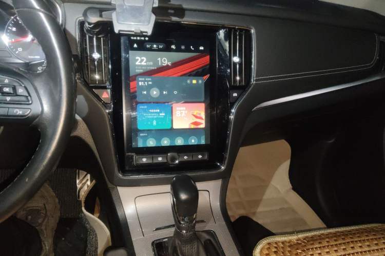 Used Roewe RX5 2016 20T Two-Wheel Drive Automatic Internet Smart Edition Audio And AC Panel