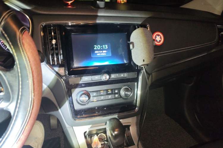 Used Roewe RX5 2016 20T Two-Wheel Drive Automatic Flagship Edition Audio And AC Panel