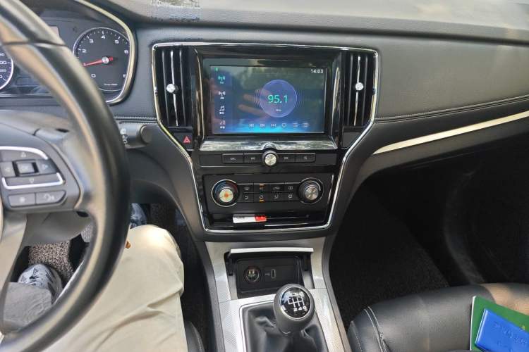 Used Roewe RX5 2016 20T Two-Wheel Drive Manual Flagship Edition Audio And AC Panel