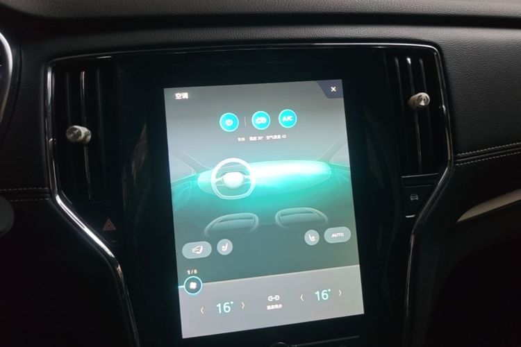 Used Roewe RX5 2016 20T Two-Wheel Drive Manual Transmission Internet Smart Edition Audio And AC Panel