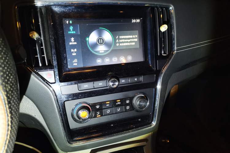Used Roewe RX5 2016 20T Two-Wheel Drive Manual Flagship Edition Audio And AC Panel