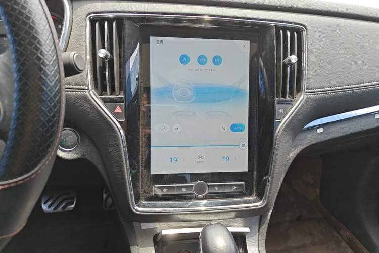 Used Roewe RX5 2016 30T Two-Wheel Drive Automatic Internet Smart Edition Audio And AC Panel