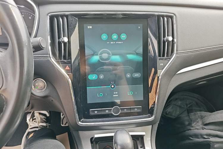Used Roewe RX5 2016 20T Two-Wheel Drive Automatic Internet Smart Edition Audio And AC Panel