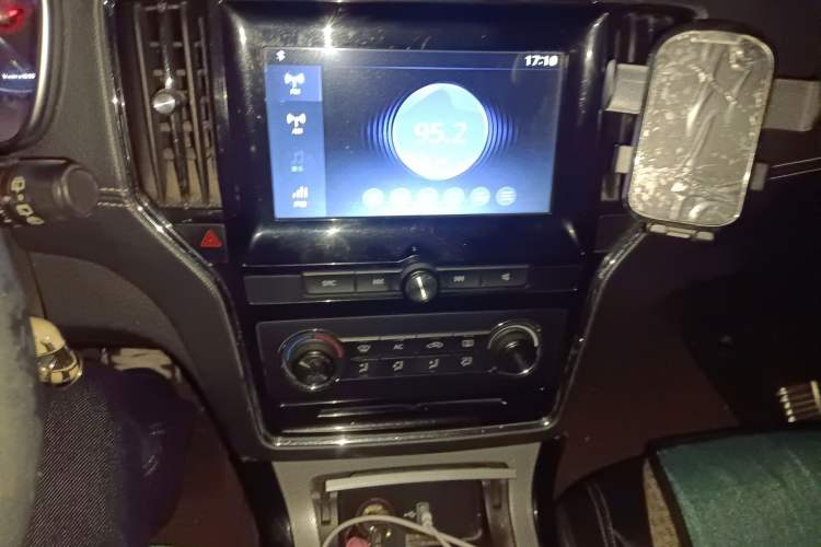Used Roewe RX5 2016 20T Two-Wheel Drive Manual Flagship Edition Audio And AC Panel