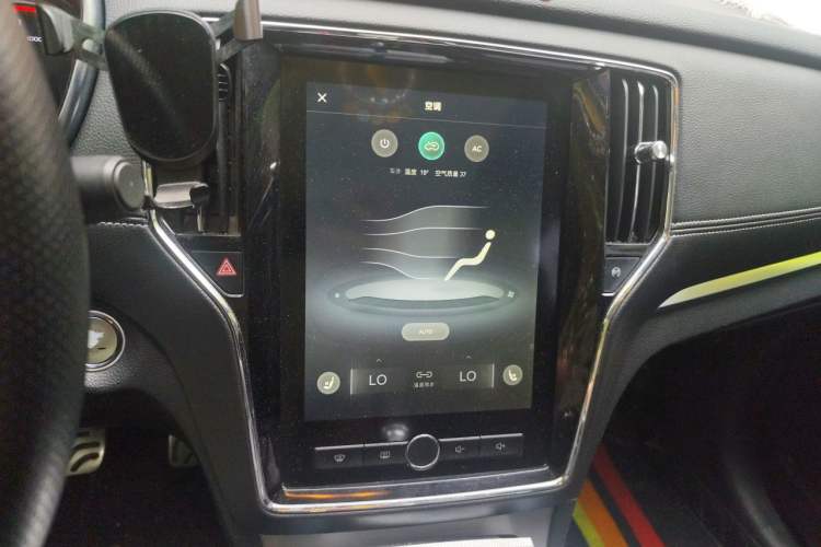 Used Roewe RX5 2016 30T Two-Wheel Drive Automatic Internet Smart Edition Audio And AC Panel
