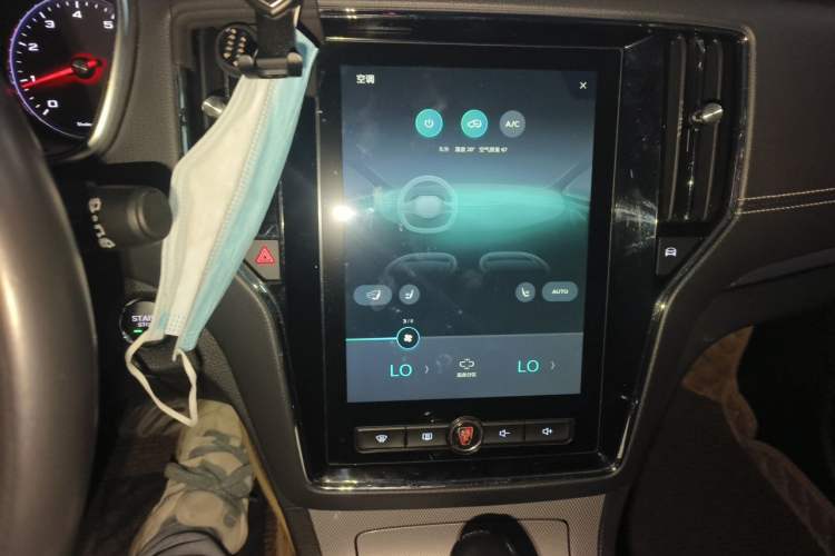 Used Roewe RX5 2016 20T Two-Wheel Drive Automatic Internet Smart Edition Audio And AC Panel