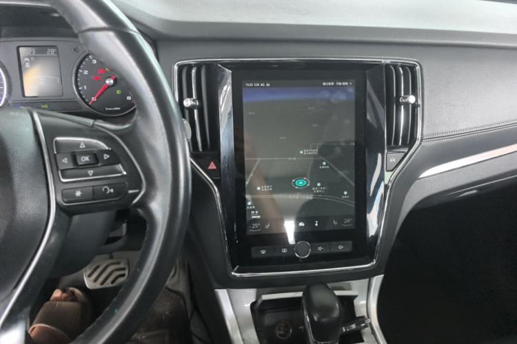 Used Roewe RX5 2016 20T Two-Wheel Drive Automatic Internet Smart Edition Center Console