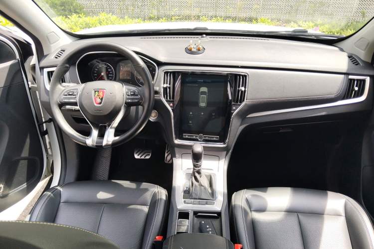 Used Roewe RX5 2016 20T Two-Wheel Drive Automatic Internet Smart Edition Center Console
