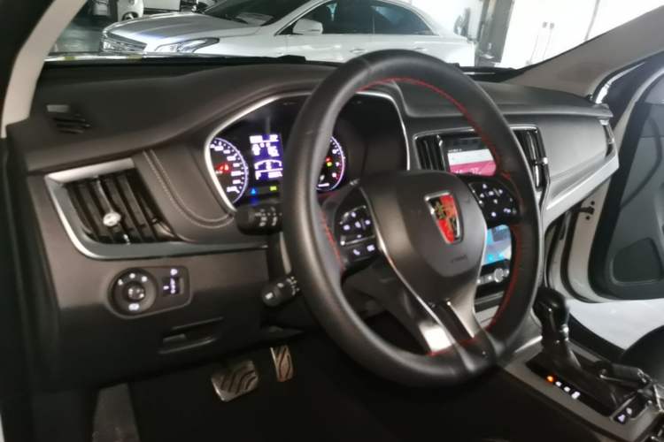 Used Roewe RX5 2016 20T Two-Wheel Drive Automatic Internet Smart Edition Center Console