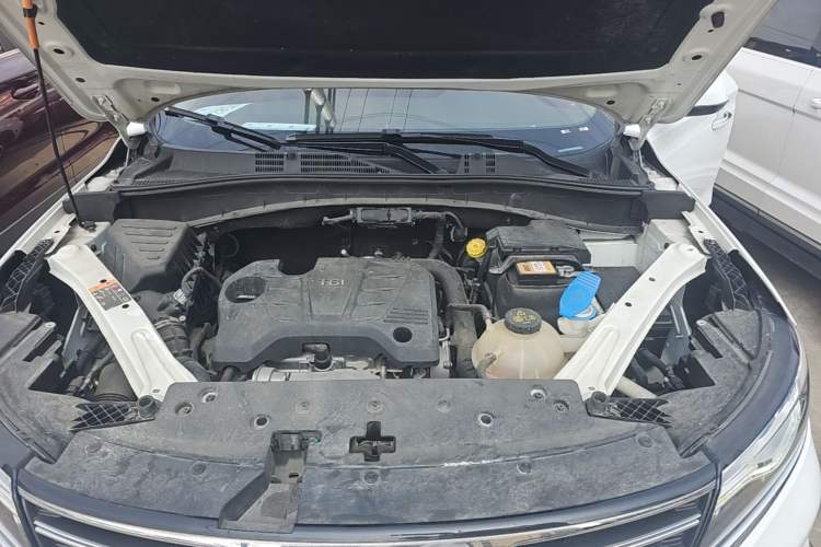 Used Roewe RX5 2016 20T Two-Wheel Drive Automatic Internet Smart Edition Engine Bay