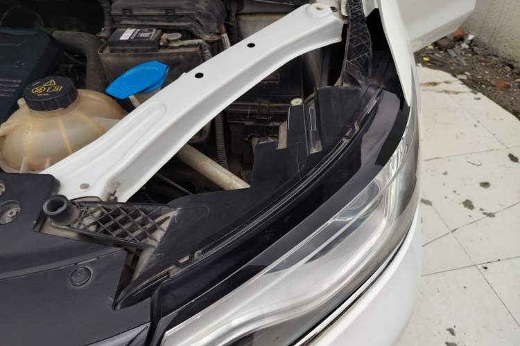 Used Roewe RX5 2016 20T Two-Wheel Drive Automatic Internet Smart Edition Engine Bay Left