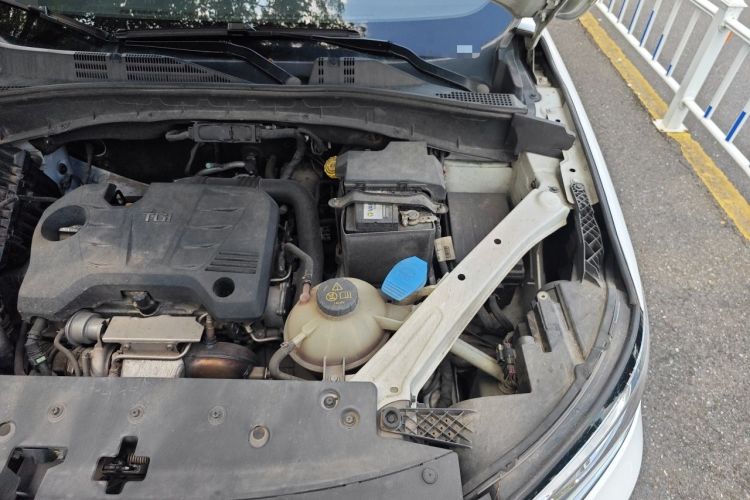 Used Roewe RX5 2016 20T Two-Wheel Drive Manual Flagship Edition Engine Bay Left