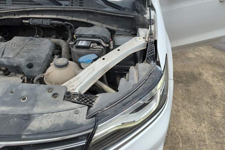 Used Roewe RX5 2016 20T Two-Wheel Drive Manual Flagship Edition Engine Bay Left