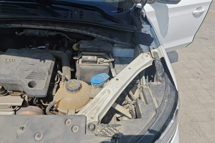 Used Roewe RX5 2016 20T Two-Wheel Drive Manual Flagship Edition Engine Bay Left