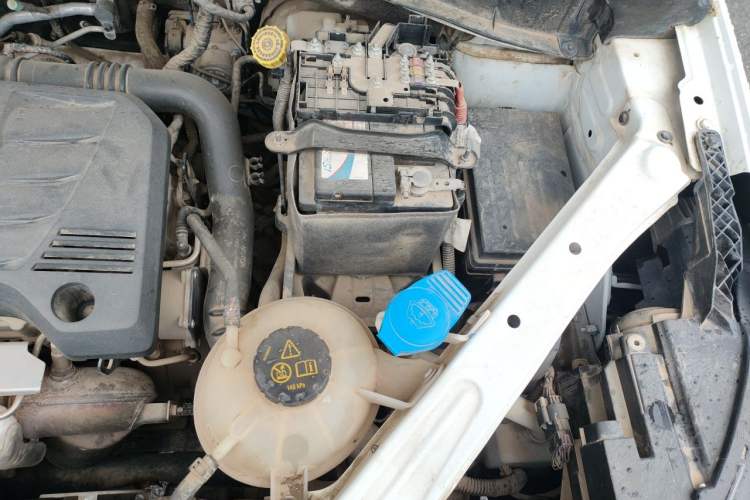 Used Roewe RX5 2016 20T Two-Wheel Drive Manual Transmission Internet Smart Edition Engine Bay Left
