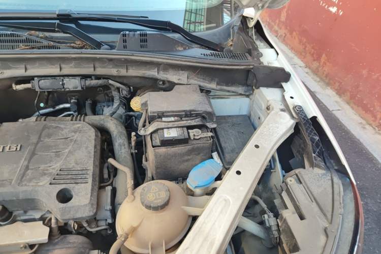 Used Roewe RX5 2016 20T Two-Wheel Drive Automatic Internet Smart Edition Engine Bay Left