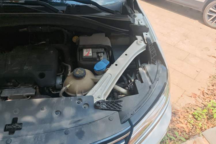 Used Roewe RX5 2016 20T Two-Wheel Drive Manual Flagship Edition Engine Bay Left