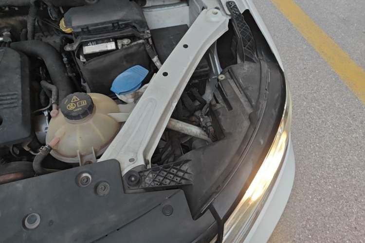 Used Roewe RX5 2016 20T Two-Wheel Drive Automatic Internet Smart Edition Engine Bay Left