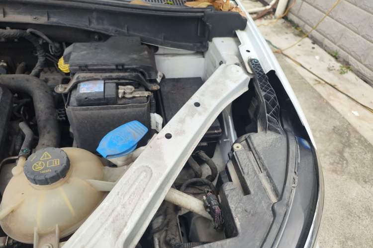 Used Roewe RX5 2016 20T Two-Wheel Drive Manual Flagship Edition Engine Bay Left
