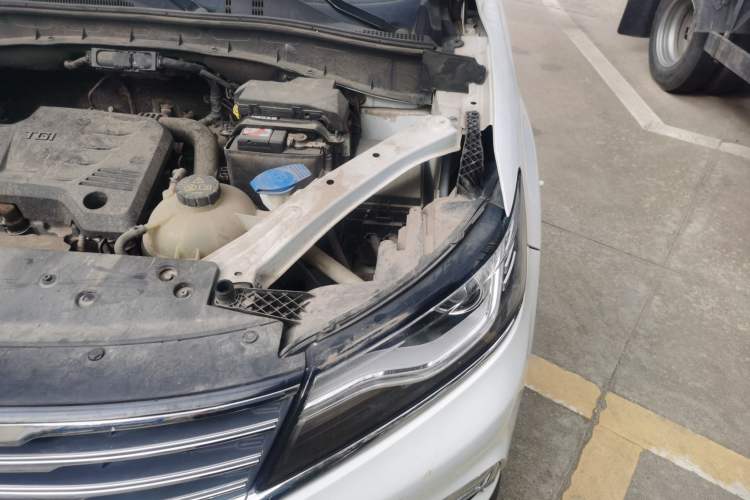 Used Roewe RX5 2016 20T Two-Wheel Drive Manual Flagship Edition Engine Bay Left