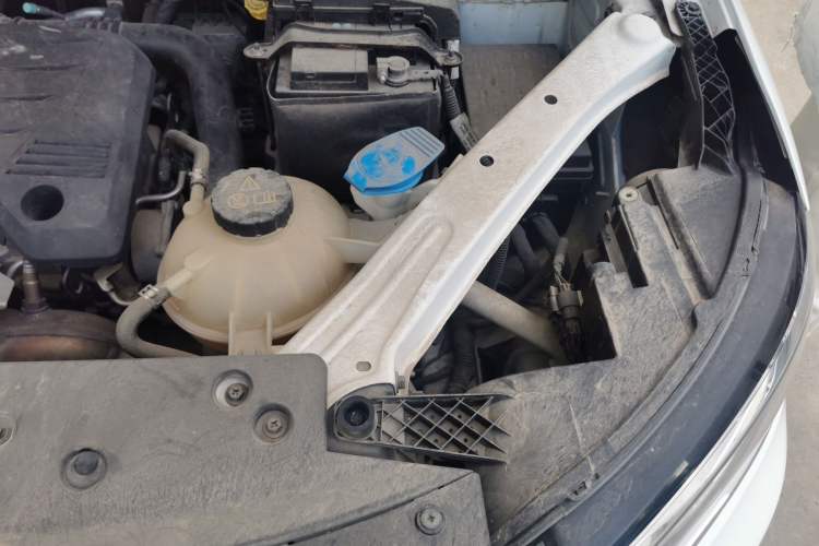Used Roewe RX5 2016 20T Two-Wheel Drive Manual Flagship Edition Engine Bay Left