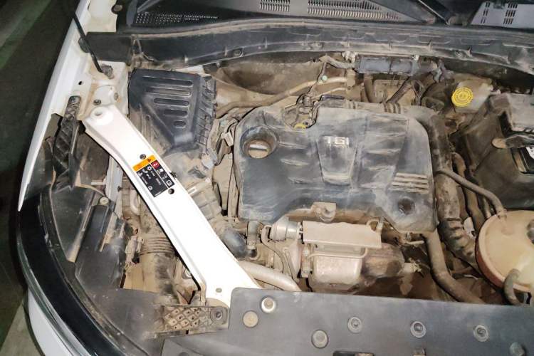 Used Roewe RX5 2016 20T Two-Wheel Drive Manual Flagship Edition Engine Bay Right