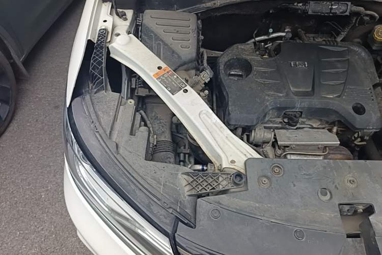 Used Roewe RX5 2016 20T Two-Wheel Drive Automatic Internet Smart Edition Engine Bay Right