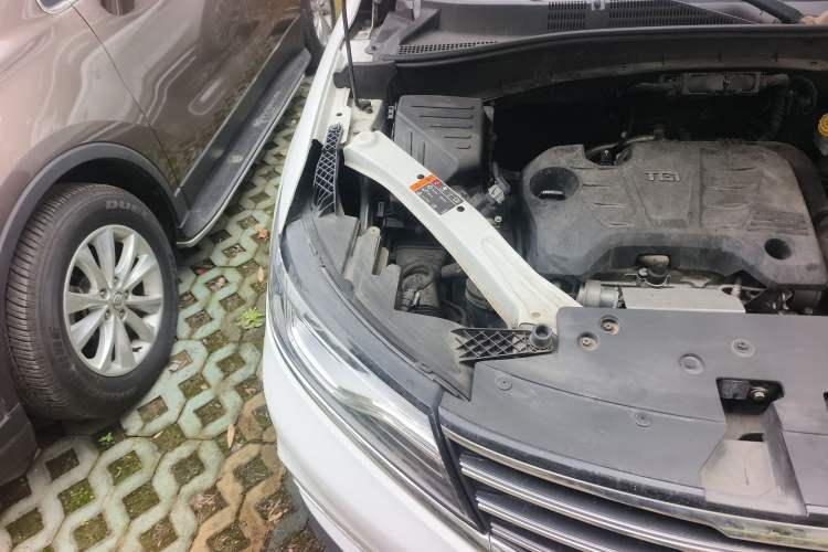Used Roewe RX5 2016 20T Two-Wheel Drive Automatic Internet Smart Edition Engine Bay Right